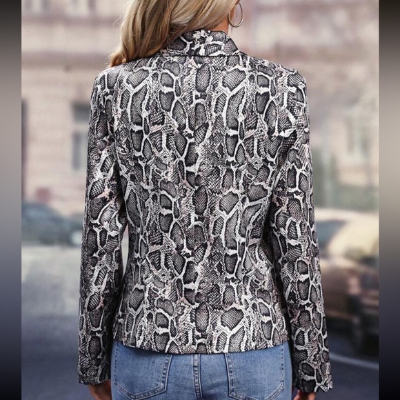 Snakeskin Print Button Blazer jacket - Picture 3 of 9